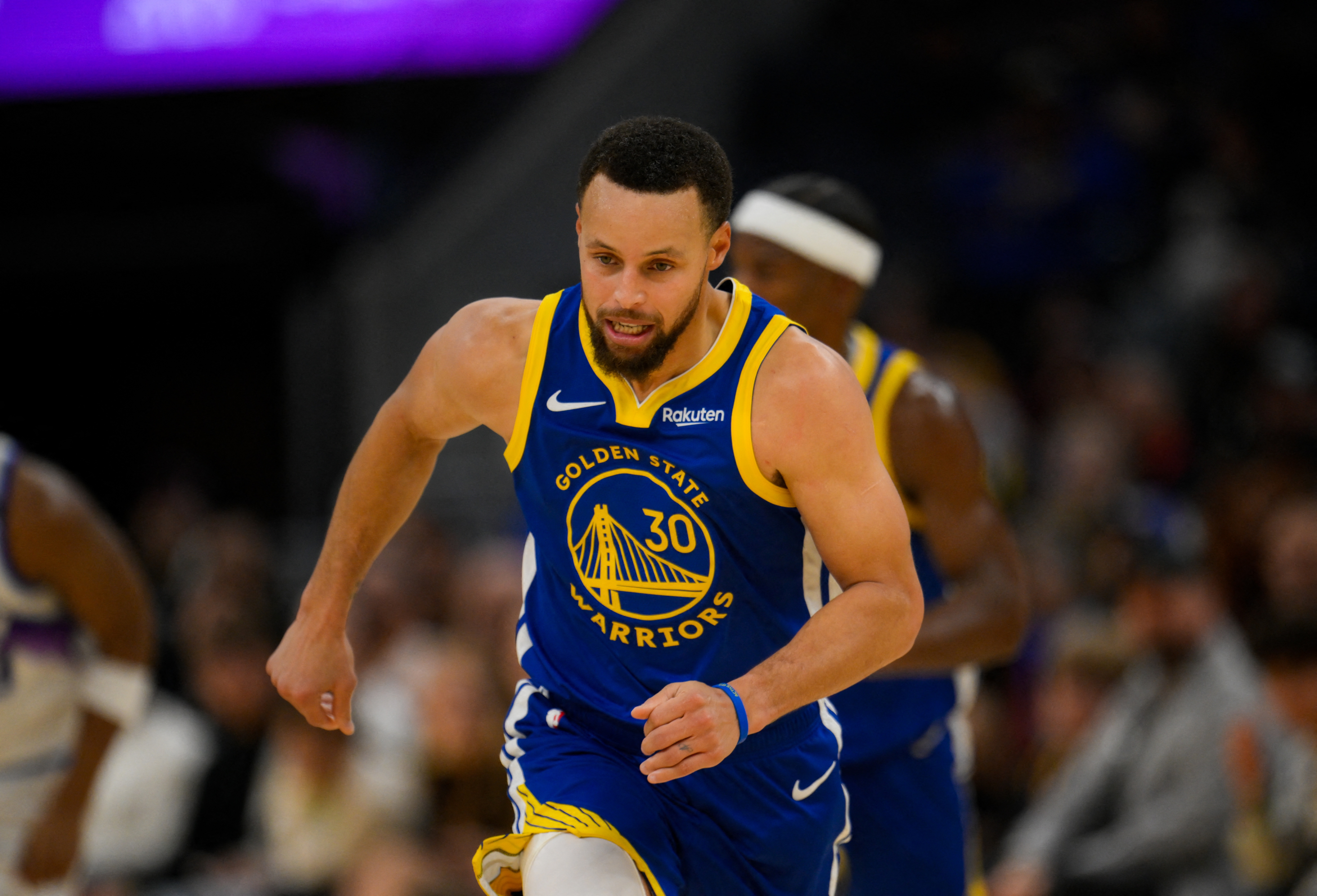 NBA-勇记：库里股四头肌挫伤 赛后在通道一瘸一拐&amp;显得有些疼痛