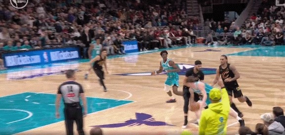 虎扑nba-回手掏？克尼佩尔突破附加动作打到小南斯 被吹技术犯规