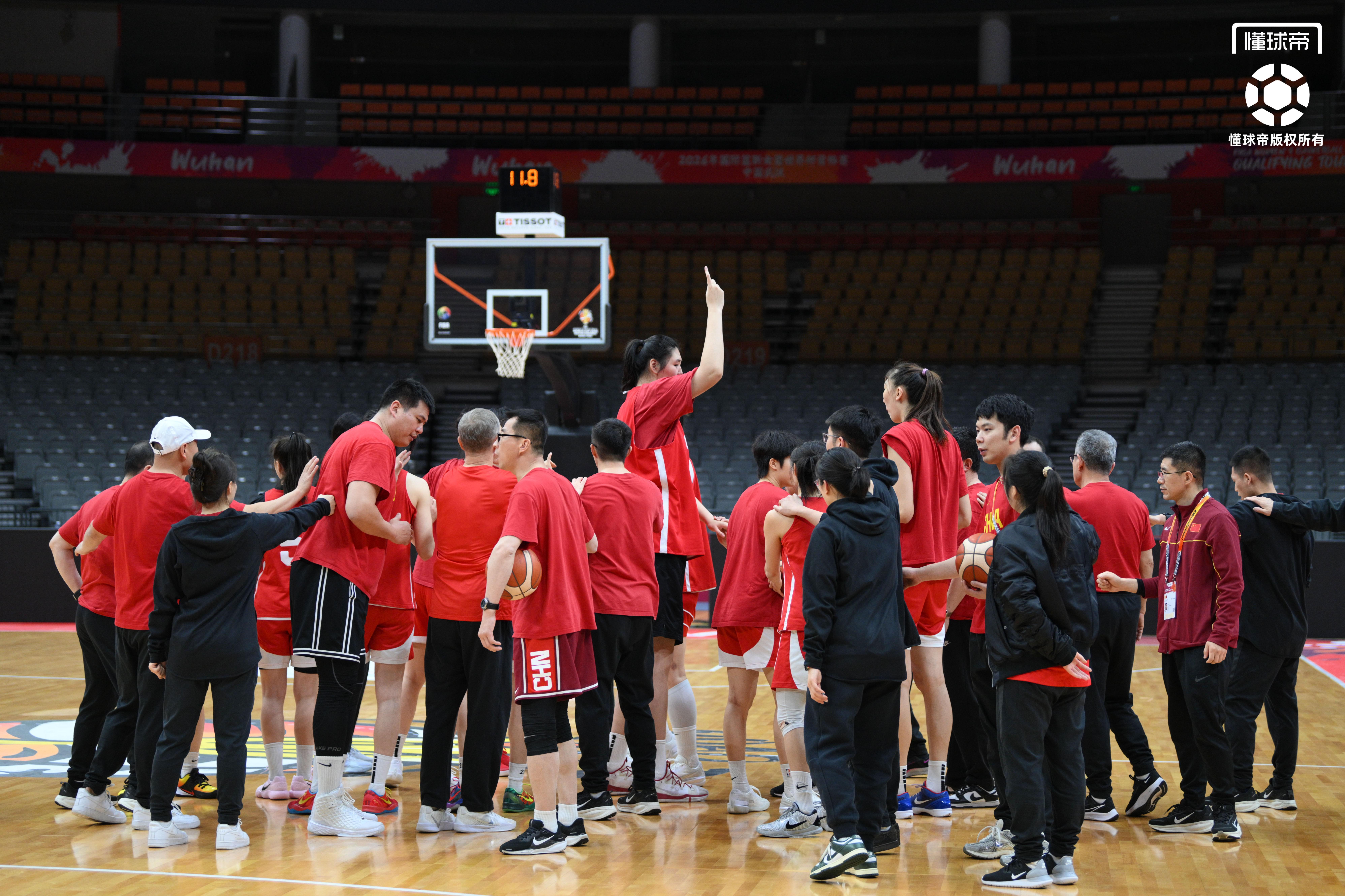 虎扑篮球-中国女篮世预赛最后一练，王治郅到场观看&amp;amp;全队精神饱满