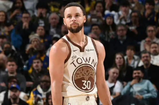 虎扑nba-库里上半场7投4中，三分6中3，罚球3中3得到14分3篮板