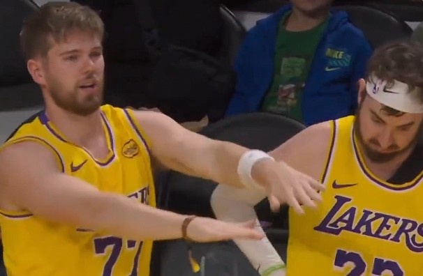 虎扑nba-攒劲的节目！湖人主场观众席惊现山寨版东契奇&amp;蒂米 假东子秀热舞