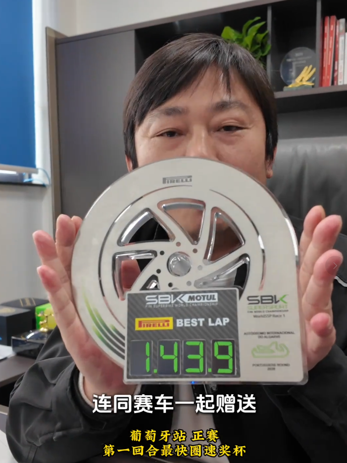 虎扑体育-赛车起拍价40万！张雪捐赠嫣然“加码”：冠军奖杯、签名帽子一起送